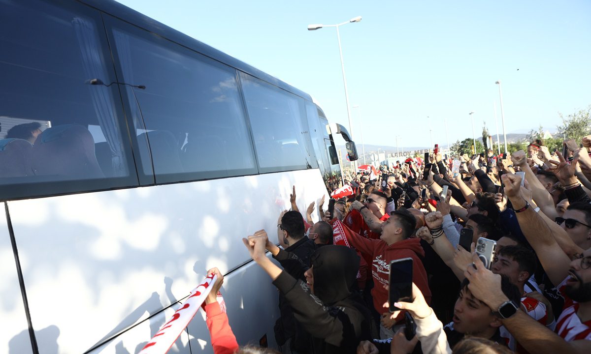 Ολυμπιακός: Τρέλα και παράνοια – Αποθεωτική υποδοχή στο «Ελ. Βενιζέλος» (vid)