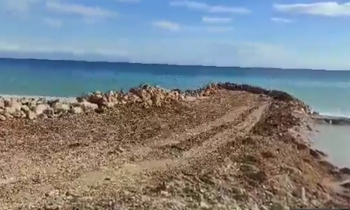 Χειμάρρα: Μπαζώνουν ανενόχλητοι την μοναδική ελεύθερη παραλία και απλά είναι προεκλογικός αγώνας για τις… ευρωεκλογές