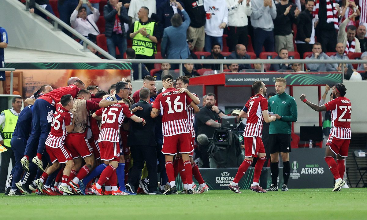 Ολυμπιακός – Άστον Βίλα: Δεν φεύγει ο κόσμος από το Καραϊσκάκης – Γεμάτο ενώ έχουν φύγει παίκτες και διαιτητές – Ζούνε το όνειρο