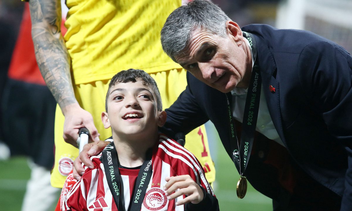 Σεβασμός στον Ολυμπιακό, τον κέρδισε! Υποκλιθείτε στον Γιάννη. Το αξίζει! (vid)