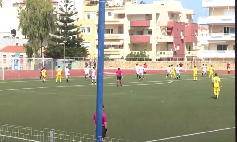 Χίος: Κάτοικος επέστρεψε τη μπάλα από το μπαλκόνι για να συνεχιστεί το ματς! (vid)
