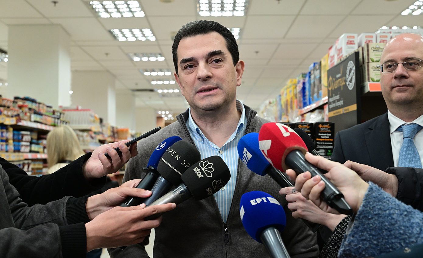 Ακρίβεια: Σε άλλο πλανήτη ο Κώστας Σκρέκας, θριαμβολογεί πάνω από τα τσακισμένα νοικοκυριά