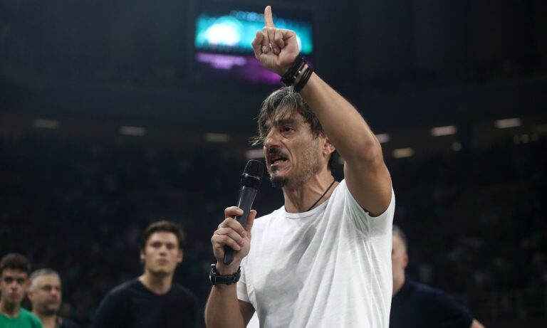 Ο Δημήτρης Γιαννακόπουλος πήρε το μικρόφωνο κι έκανε έκκληση: «Νίκη θα είναι να φύγουμε αγκαλιασμένοι, Ολυμπιακοί και Παναθηναϊκοί»