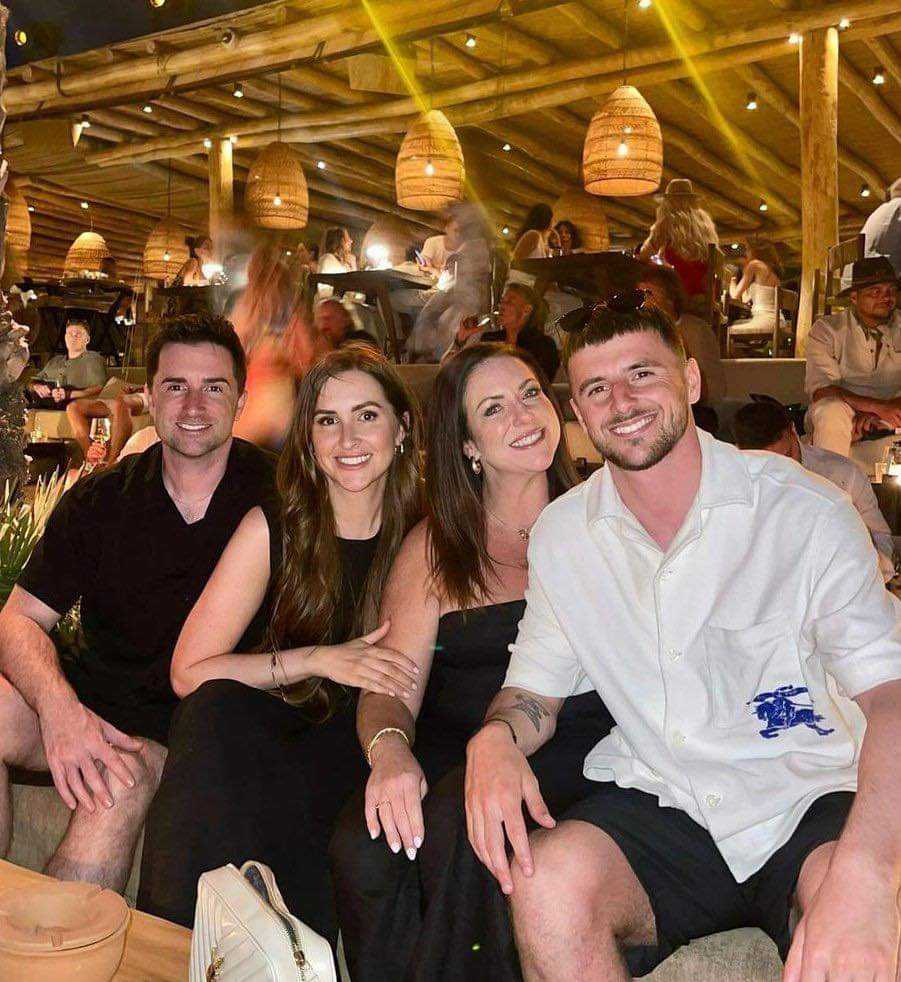 Μύκονος: Σταρ της Μάντσεστερ Γιουνάιτεντ απολαμβάνει τις διακοπές του - Ποιος είναι (pic)