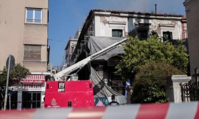 Έβγαλε τα ρούχα της και έβαλε φωτιά σε κτήριο στην Αιόλου