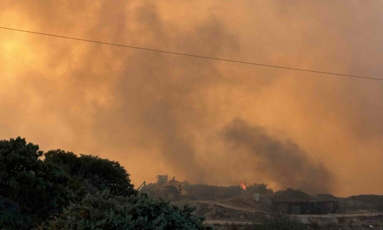 ΦΩΤΙΑ Τώρα στη Μήλο – Δείτε Live την εξέλιξη