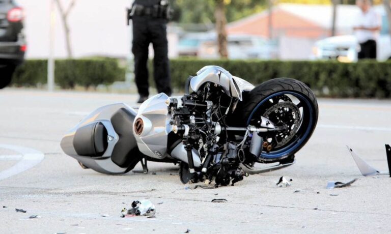 Τροχαίο ατύχημα στην Ποσειδώνος – Τραυματίας οδηγός μηχανής