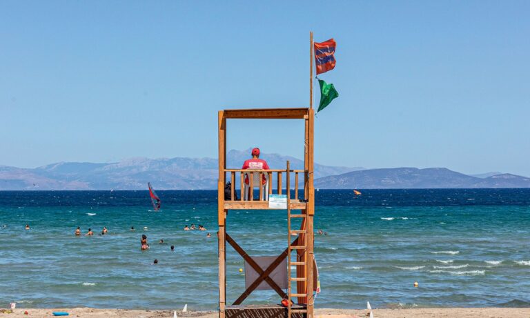 Λούτσα: Λουόμενοι επιτέθηκαν σε «νταή» που χτυπούσε το ανήλικο παιδί του