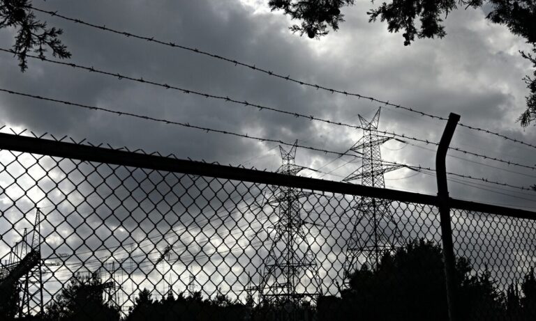 Χαλάνδρι: Μόλις έφυγαν οι αστυνομικοί οι Ρομά άρχισαν πάλι να κλέβουν ρεύμα – Ανεβασμένοι τώρα στα καλώδια της ΔΕΗ