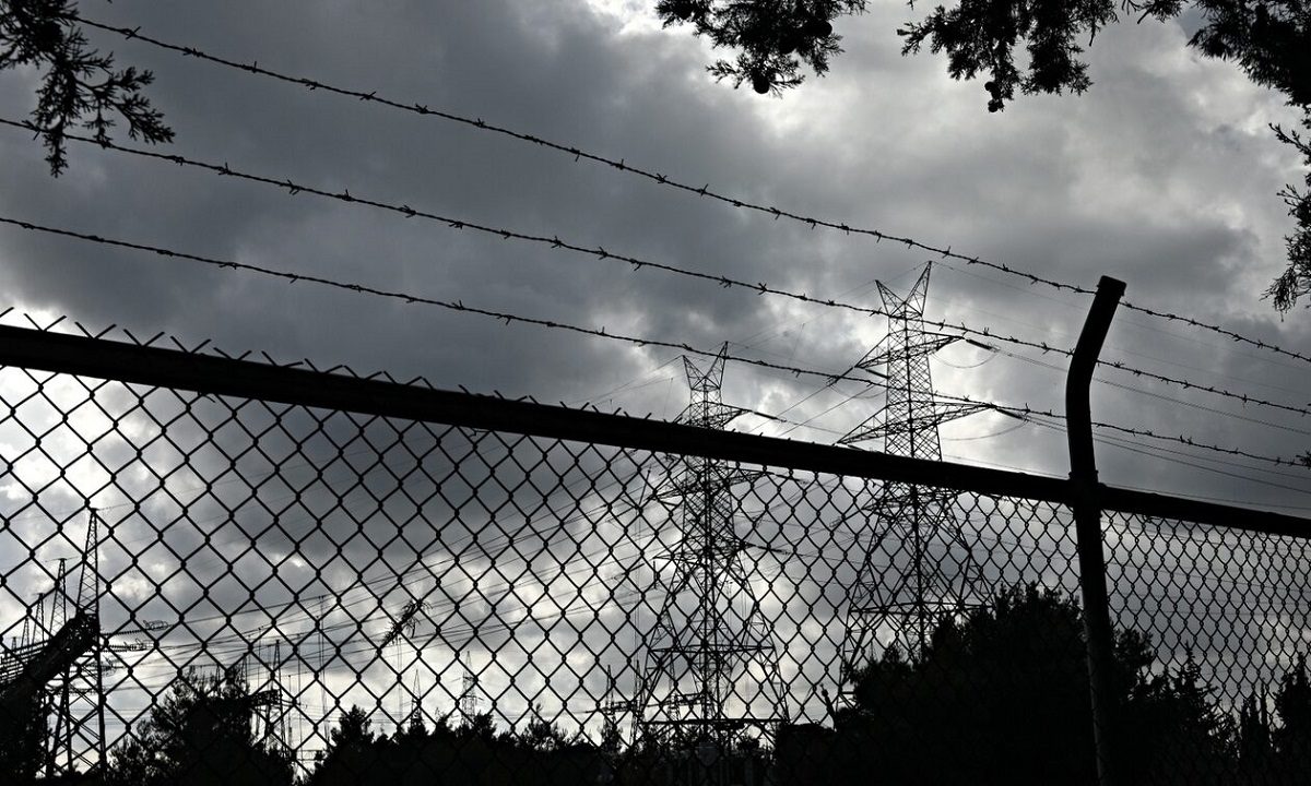 Χαλάνδρι: Μόλις έφυγαν οι αστυνομικοί οι Ρομά άρχισαν πάλι να κλέβουν ρεύμα – Ανεβασμένοι τώρα στα καλώδια της ΔΕΗ