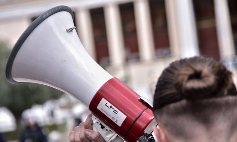 Γαλάτσι: Συγκέντρωση με πανό και συνθήματα ενάντια στην κατασκευή μετρό