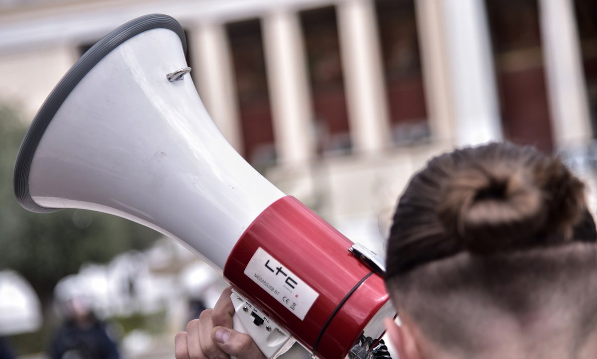 Γαλάτσι: Συγκέντρωση με πανό και συνθήματα ενάντια στην κατασκευή μετρό