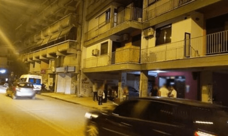 Θρίλερ στα κάτω Πετράλωνα – Ανήλικος απειλεί να πέσει από το μπαλκόνι