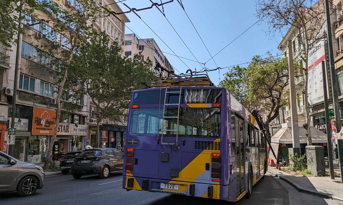 Τροχαίο στα Πατήσια: Τρόλεϊ έπεσε πάνω σε σταθμευμένο ΙΧ