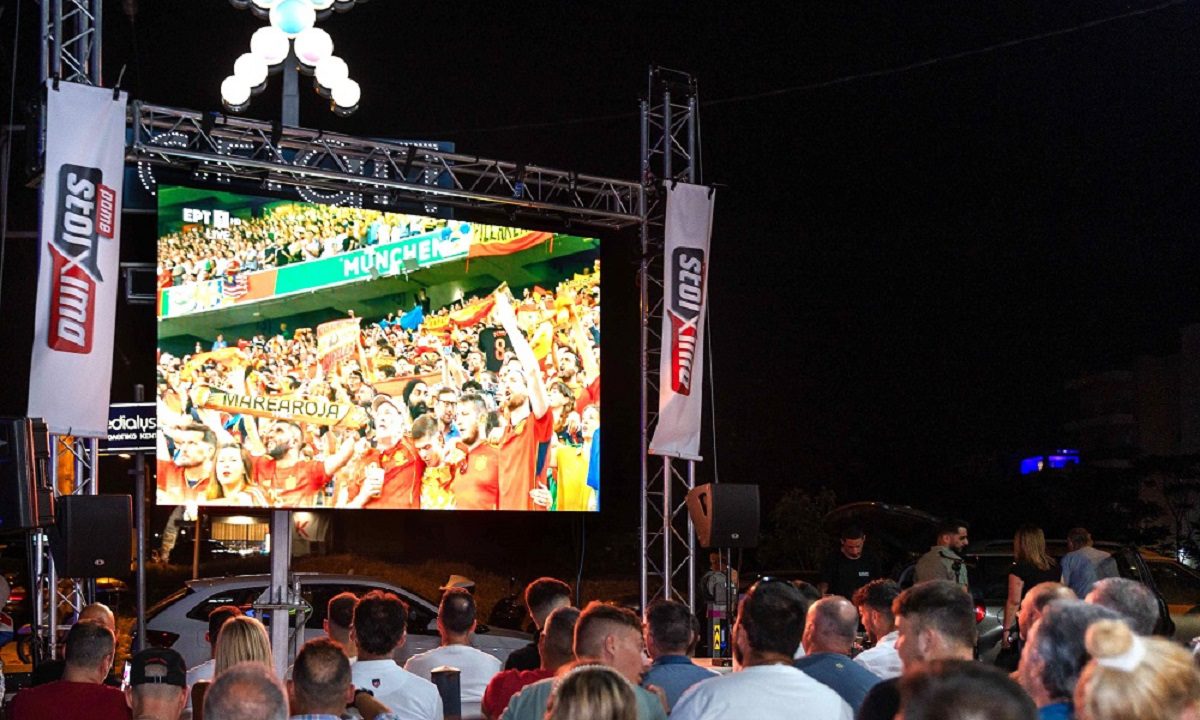 Οι Θεσσαλονικείς αφιερώνουν τραγούδια σε παίκτες του Ευρωπαϊκού και απαντούν στο αιώνιο ερώτημα «σάντουιτς ή σουβλάκι» – Μια μοναδική ποδοσφαιρική βραδιά σε κατάστημα ΟΠΑΠ του Ευόσμου