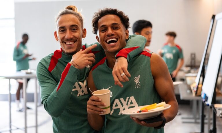 Κώστας Τσιμίκας: Ποια Λίβερπουλ; Ντύνεται στα «πράσινα»!