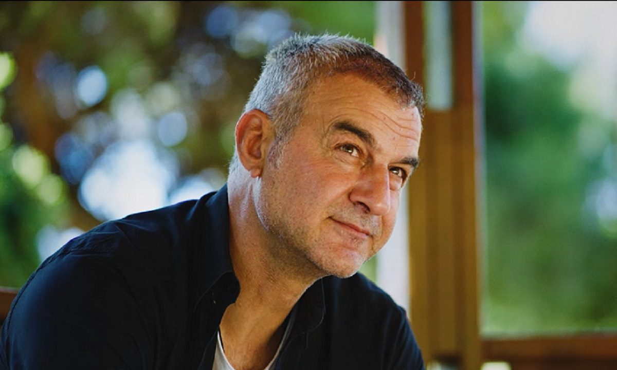 Ο Τραϊανός Δέλλας γράφει γράμμα στον νεότερο εαυτό του και συγκινεί