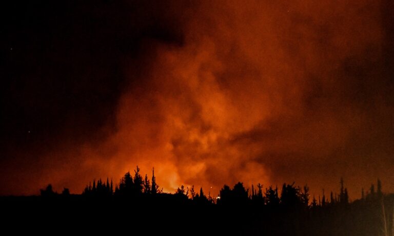 Φωτιά στον λόφο Φιλοπάππου – Έντονες οι φλόγες!