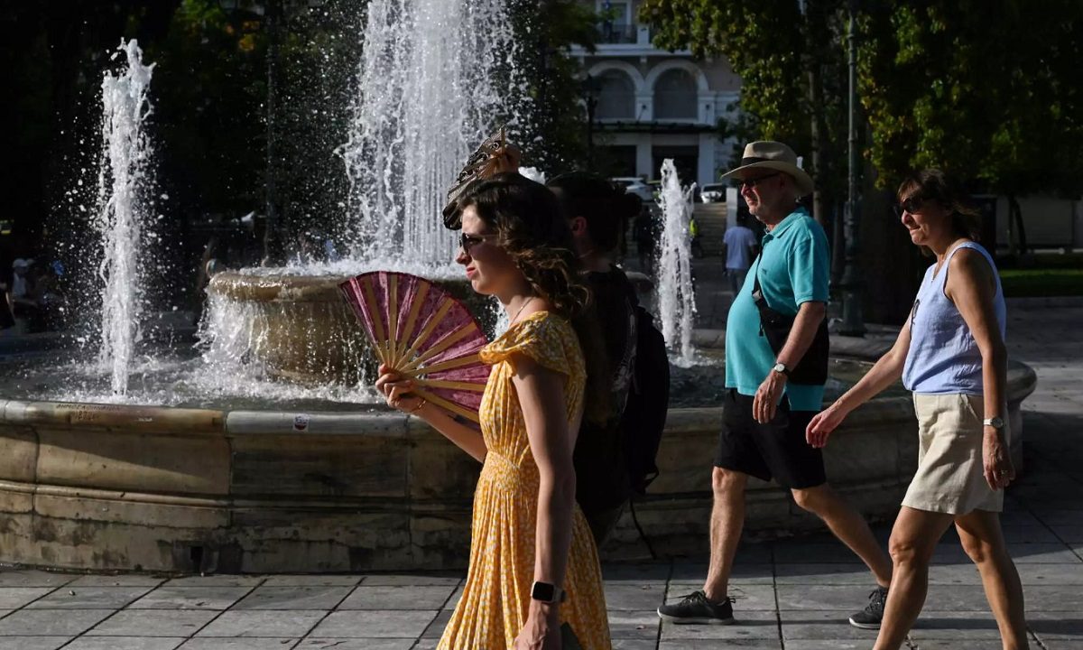 Καιρός: Σε κλοιό «μαραθώνιου» καύσωνα με εκρηκτικό κοκτέιλ ζέστης και υγρασίας – Πόσο θα διαρκέσει