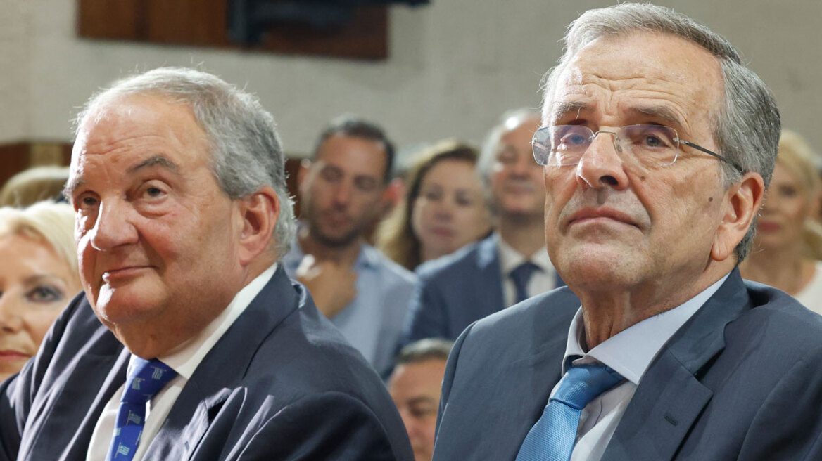 Κώστας Καραμανλής – Αντώνης Σαμαράς: Η απόλυτη αποκαθήλωση Μητσοτάκη – Οι καταιγιστικές ομιλίες τους, άφησαν ερείπια στο Μαξίμου