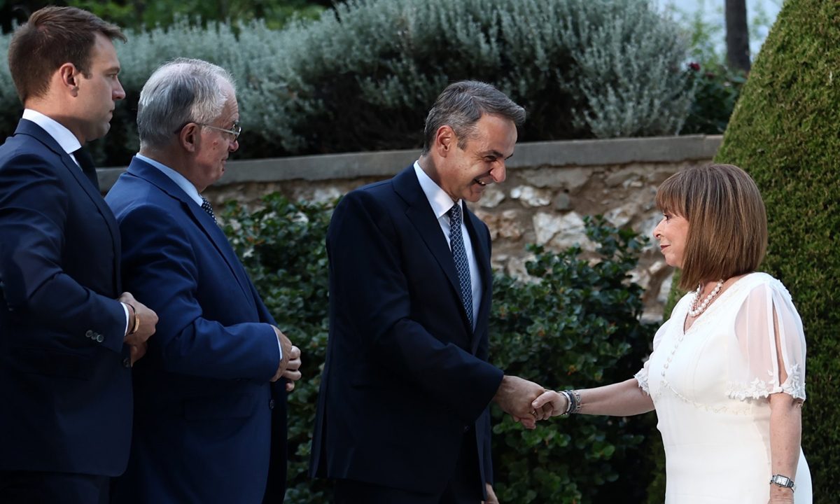 Φρικτή ασέβεια Σακελλαροπούλου: Ανεπιθύμητοι οι συγγενείς των Τεμπών στη «γιορτή της Δημοκρατίας» – Κάλεσαν μόνο 1 οικογένεια για τα μάτια του κόσμου