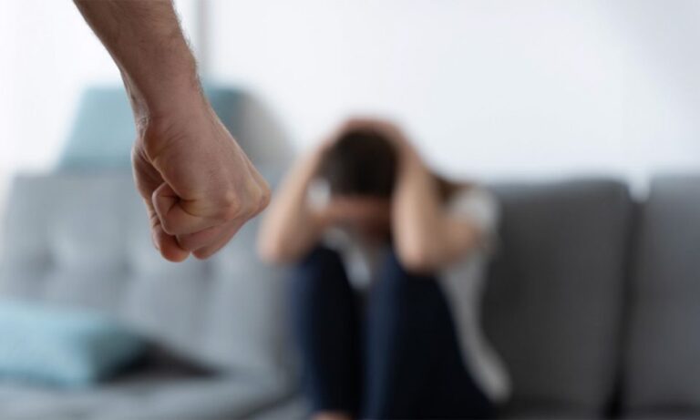 Νέος Κόσμος: Ξυλοκόπησε τη σύζυγό του μπροστά στο ανήλικο παιδί τους