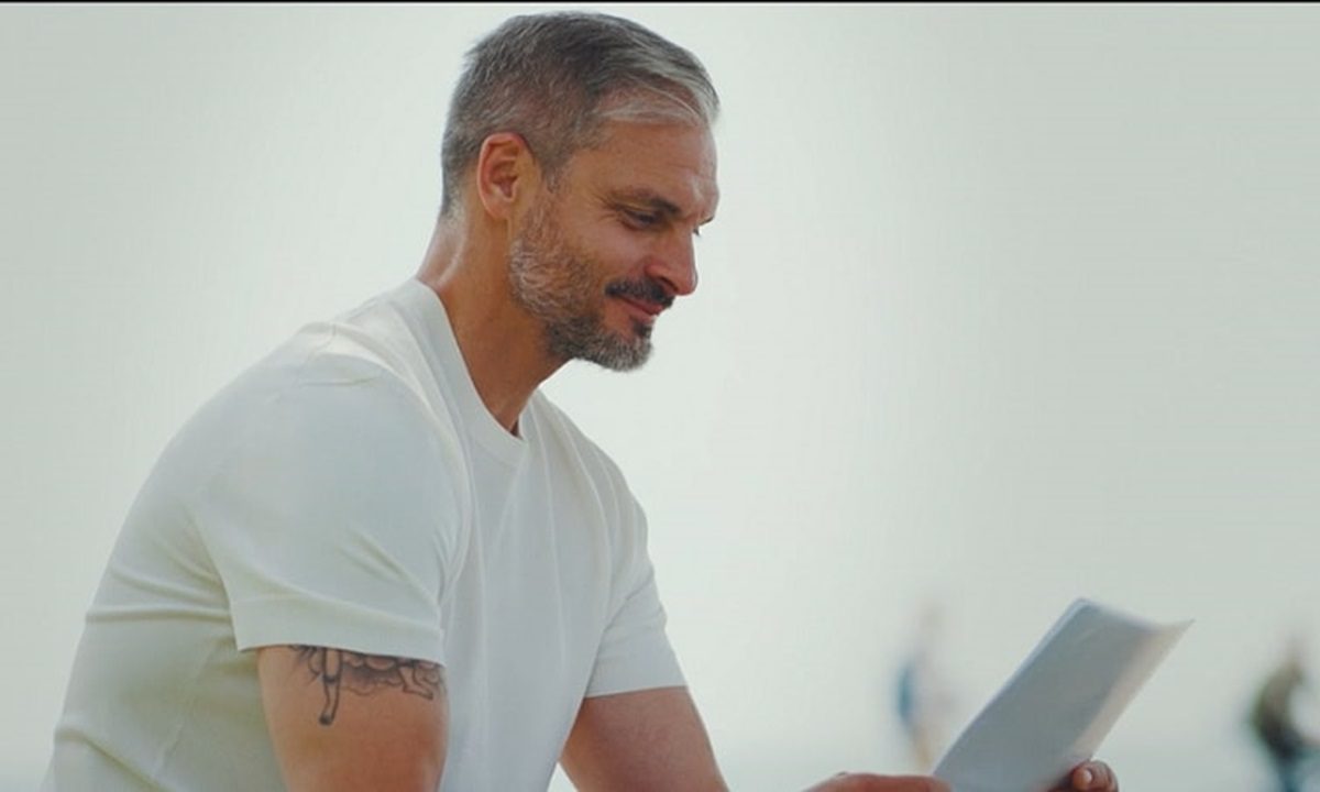 Ο Άγγελος Χαριστέας γράφει γράμμα στον νεότερο εαυτό του και καθηλώνει