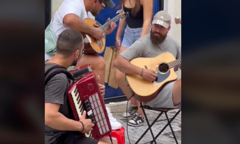Δείτε τι έγινε όταν τουρίστας άρχισε να παίζει μπουζούκι