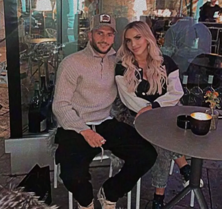 Όλοι νομίζουν πως είναι η κοπέλα του αλλά είναι η μητέρα του