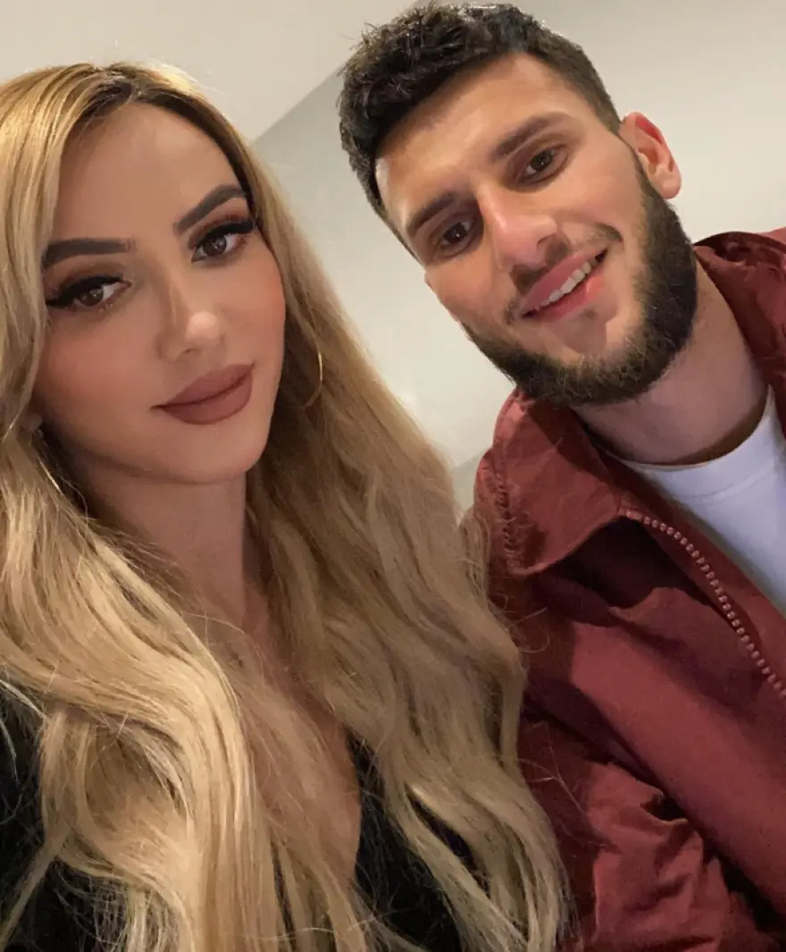 Όλοι νομίζουν πως είναι η κοπέλα του αλλά είναι η μητέρα του