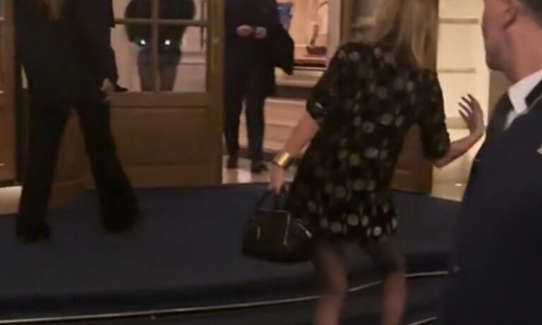 Kate Moss: Μετά Βίας Όρθια – Τι Συμβαίνει με τη Διάσημη Σταρ;