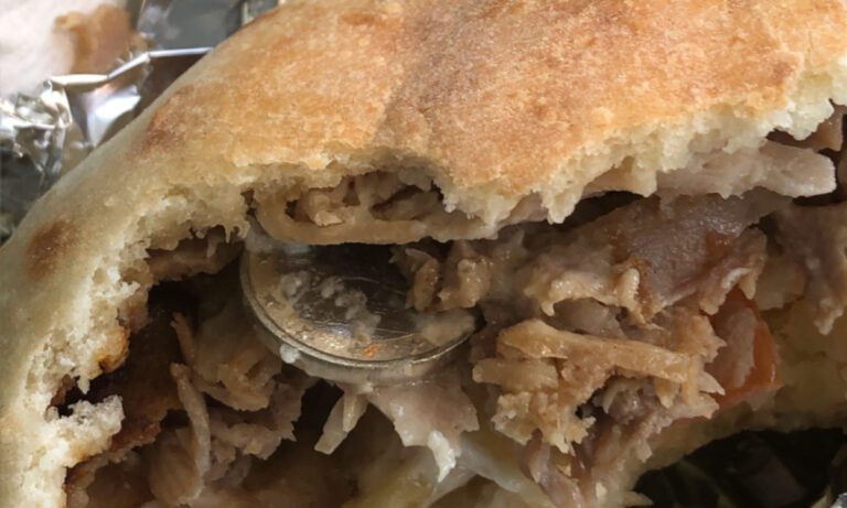 Βρήκε κέρμα στο σουβλάκι του, αν ήταν Βασιλόπιτα θα ήταν γούρι