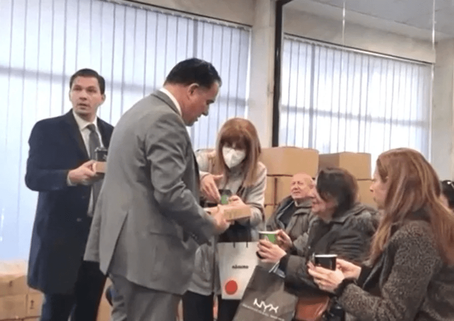 Άδωνις Γεωργιάδης: Μέχρι και «καφετζής» έγινε, για να μας πείσει ότι δεν διαλύει το ΕΣΥ.