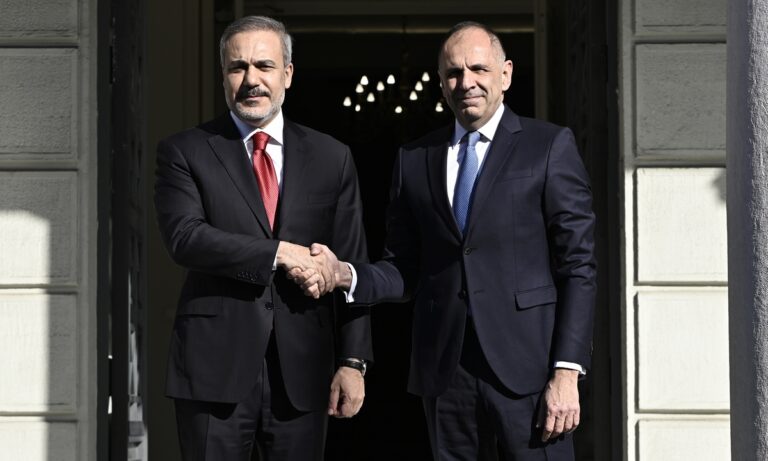 Ελληνοτουρκικά: Όλα όσα είπαν στην τηλεφωνική τους επαφή Γεραπετρίτης και Φιντάν…