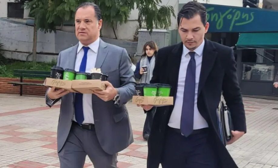 Νέα παράσταση από τον Γεωργιάδη: Μέχρι και «καφετζής» έγινε, για να μας πείσει ότι δεν διαλύει το ΕΣΥ