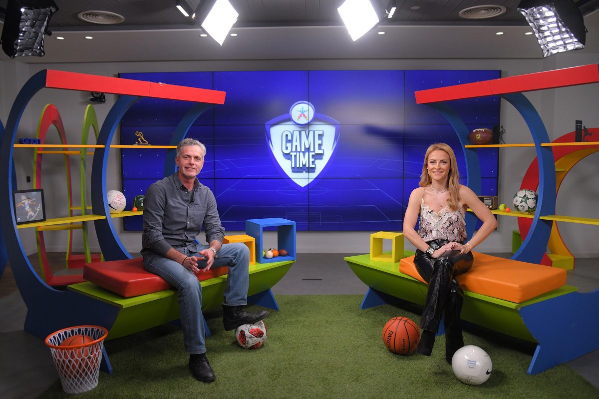 Ο Μάριος Αθανασίου «ισορροπεί» άψογα μεταξύ τέχνης και γηπέδου στην εκπομπή ΟΠΑΠ Game Time και μιλάει για τις δύο μεγάλες του αγάπες, την υποκριτική και το ποδόσφαιρο.