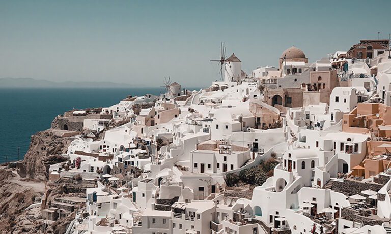 Δεν ήταν πάντα άσπρα: Γιατί τα σπίτια στα νησιά έγιναν όλα άσπρα με εντολή του Μεταξά