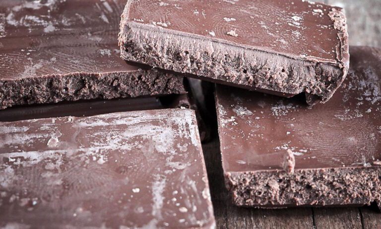 Έχει χαλάσει η σοκολάτα αν βγάλει αυτά τα ασπράκια; Κάνει να τη φάω;