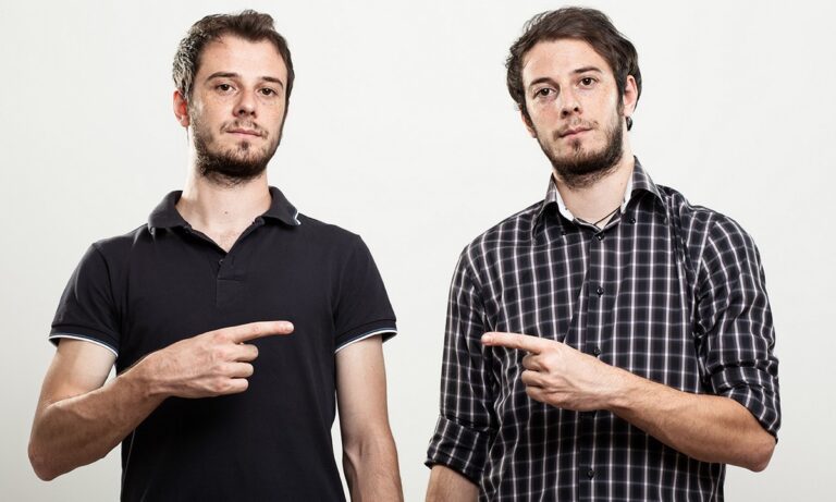 Έκατσαν δίπλα δίπλα σε αεροπλάνο και ήταν δίδυμοι!