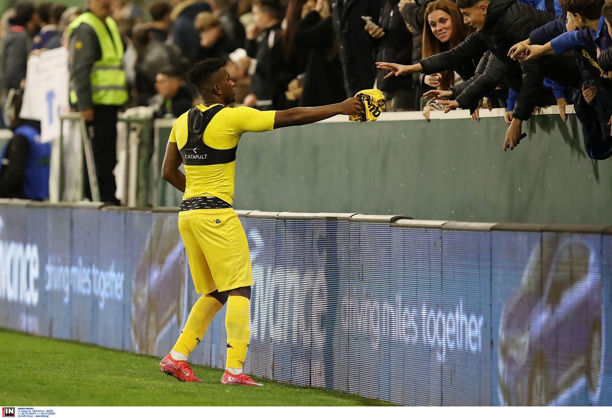 Συγκινητικές στιγμές στην Λεωφόρο με παίκτες και οπαδούς του Άρη που δεν ξέχασαν τον Άλκη Καμπανό και του αφιέρωσαν τη νίκη επί της Καλλιθέας.