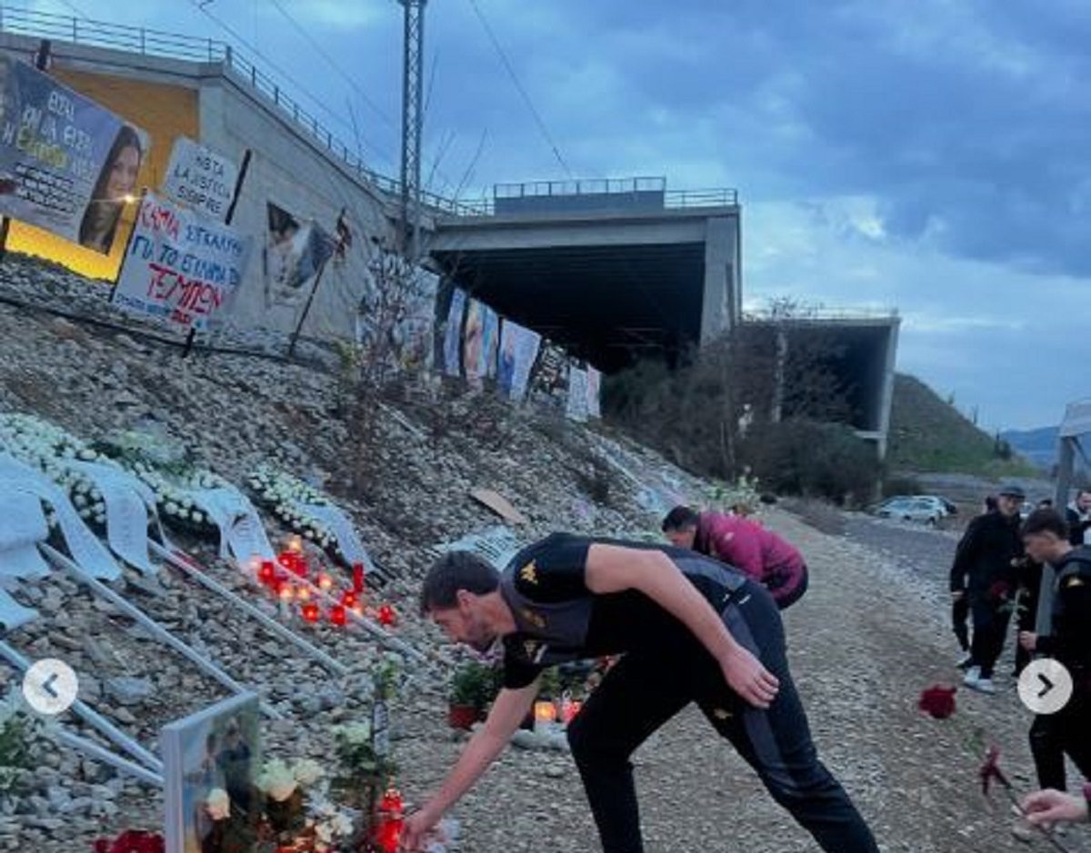 Τέμπη: Η αποστολή του Άρη άφησε λουλούδια στο τόπο της τραγωδίας