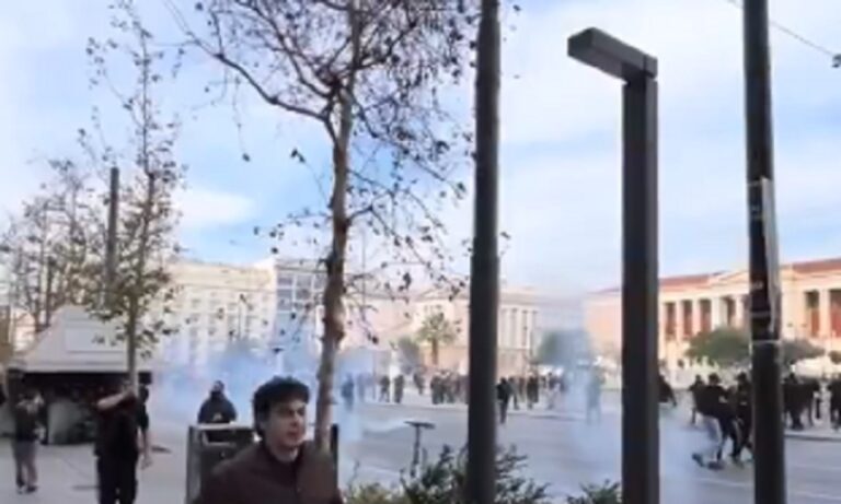 Τέμπη: Άρχισαν τα δακρυγόνα έξω από το Πανεπιστήμιο και οι προσαγωγές