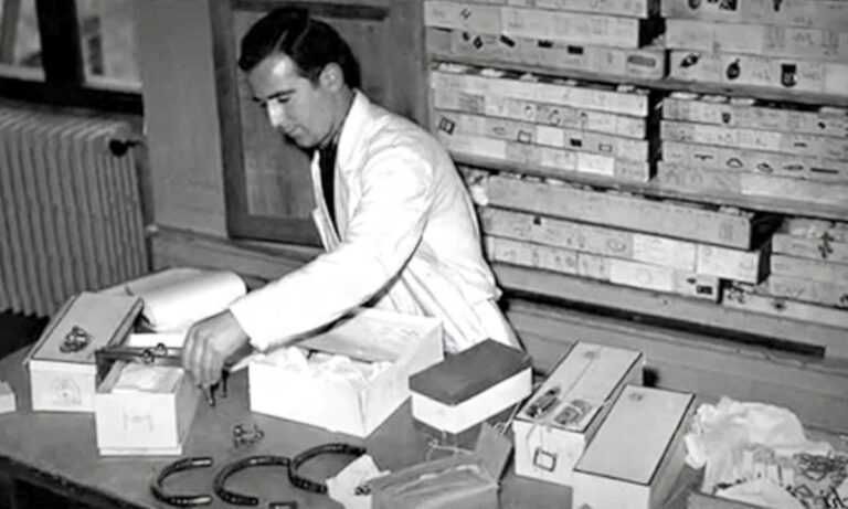 Παρατηρούσε πώς ντυνόντουσαν οι πλούσιοι και έπαιρνε ιδέες, σήμερα 72 χρόνια μετά το θάνατό του οι πλούσιοι ντύνονται με τα ρούχα του