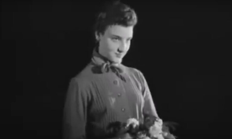 Πριν 70 χρόνια εμφανίστηκε για λίγα δευτερόλεπτα στην πρώτη της ταινία. Στη συνέχεια, έγραψε τη δική της χρυσή σελίδα στην ιστορία του ελληνικού κινηματογράφου.