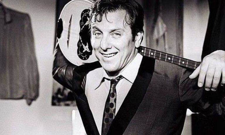 Ο θιασάρχης του είπε να αλλάξει το επίθετο σε Βέσελης. Εκείνος αρνήθηκε και κράτησε του παππού του που έφτιαχνε βαρέλια