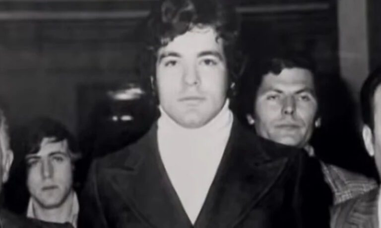 Είχε κρύψει μια καραμπίνα στην ανθοδέσμη. Δεν ήταν όμως γλαδιόλες όπως όλοι νόμιζαν