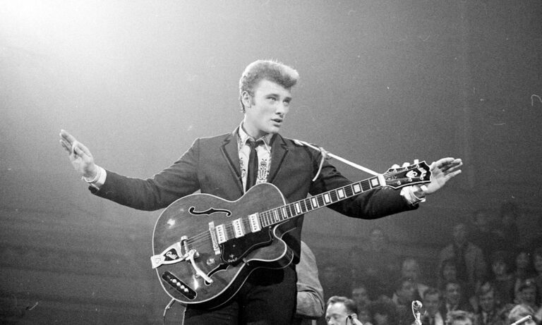 Ο Έλληνας λαϊκός τραγουδιστής που έχει χαρακτηριστεί ο Τζόνι Χαλιντέι της Ελλάδας