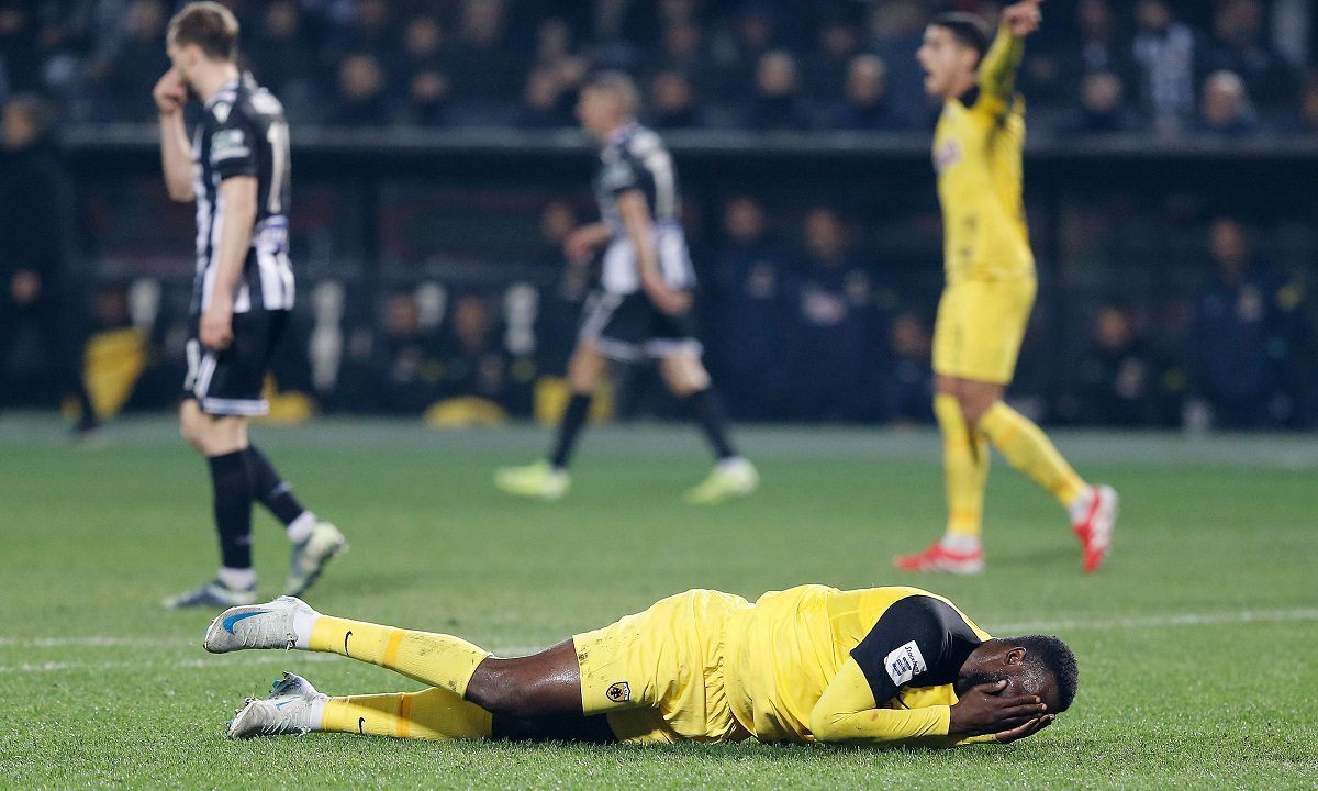 ΑΕΚ στα σόσιαλ: «Ο Βιετέσκα χτυπάει εκτός φάσης τον Πιερό μέσα στην περιοχή»