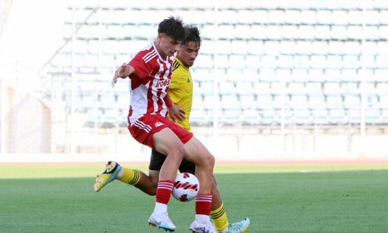 Πάρης Πλειώνης: Ο ύψος 1,90 αμυντικός χαφ της Κ19 του Ολυμπιακού τρέλανε κόσμο