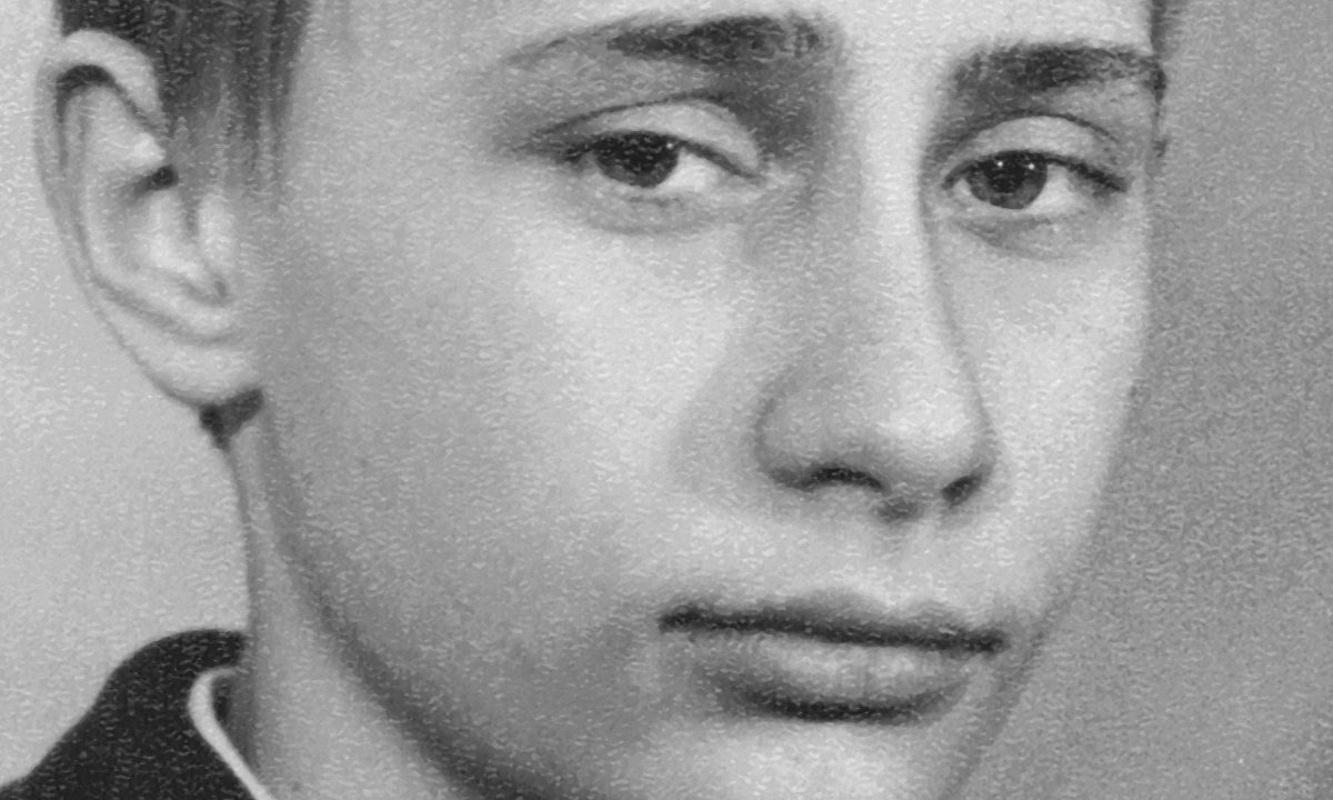 Είχε μανία με τους κατασκόπους, ήθελε να γίνει πράκτορας και μάθαινε τζούντο. Πώς ήταν ο Πούτιν σαν παιδάκι;